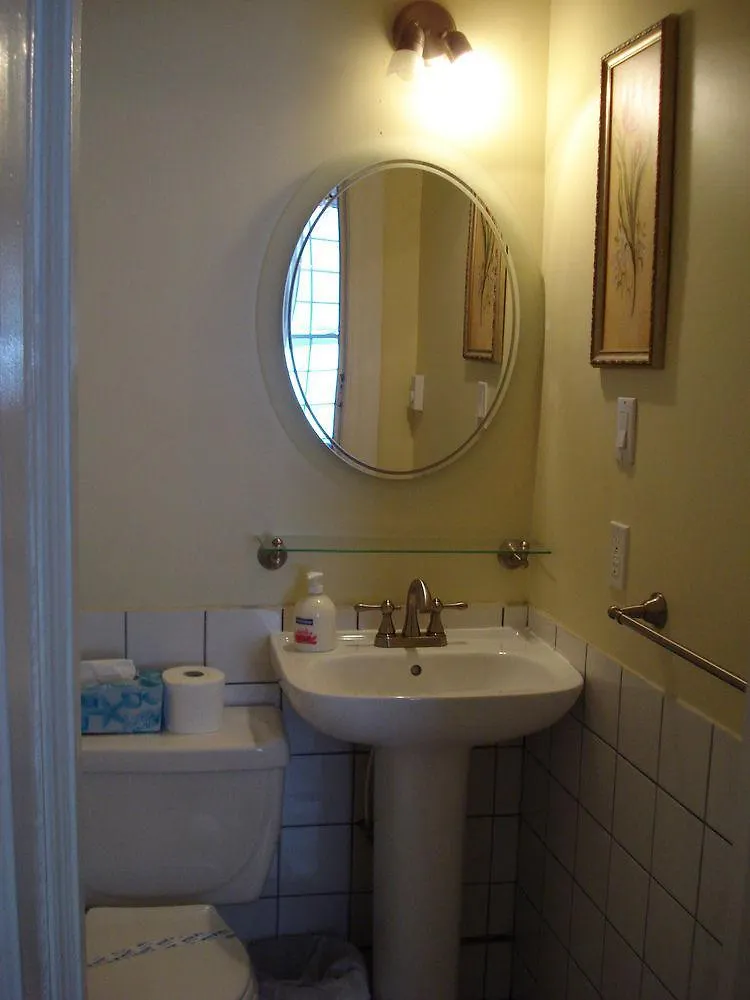 Gite University Bed And Breakfast Montreal 3*,